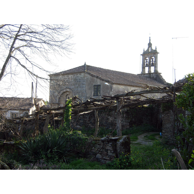 Source caption: "Detras de la iglesia de Santiago, se encuentra la rectoral con una enorme parra en el patio de entrada."