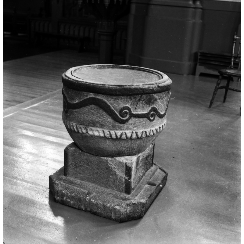 "Text på baksida av bild:" Dalsland Högsäter sn kyrkan. Dopfunt Foto: Vänersborgs Museum"."