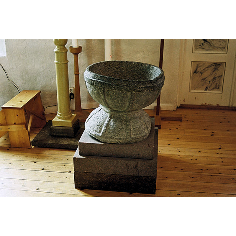 Due to its very short height (48 cm) the monlithic font has to be used on a tall plinth