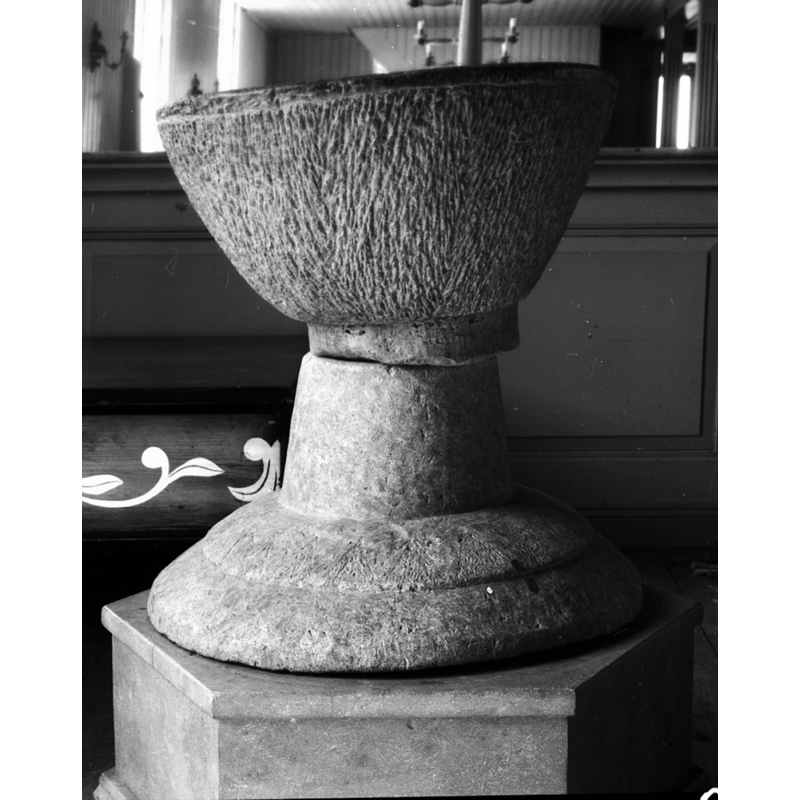 Source caption: "Dopfunt Tisselskogs kyrka" -- the damage to, or misalignment of the joint is evident here