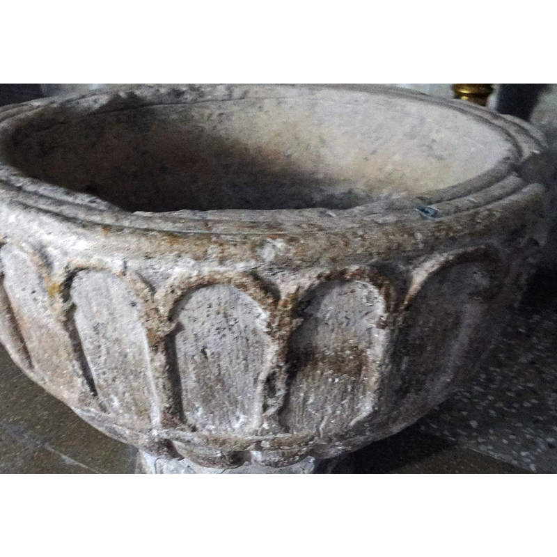 notice the damage to the upper rim and the metal plug visible here between the two grooves of the upper rim surface; also, the flaw in the centre column of the arcade looks more like a flaw in the stone than a carver's mistake