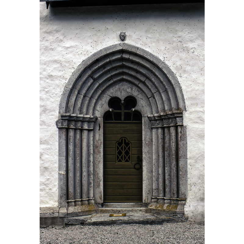 Source caption; " Portal da nave da igrexa de Hangvar, na illa sueca de Gotland."