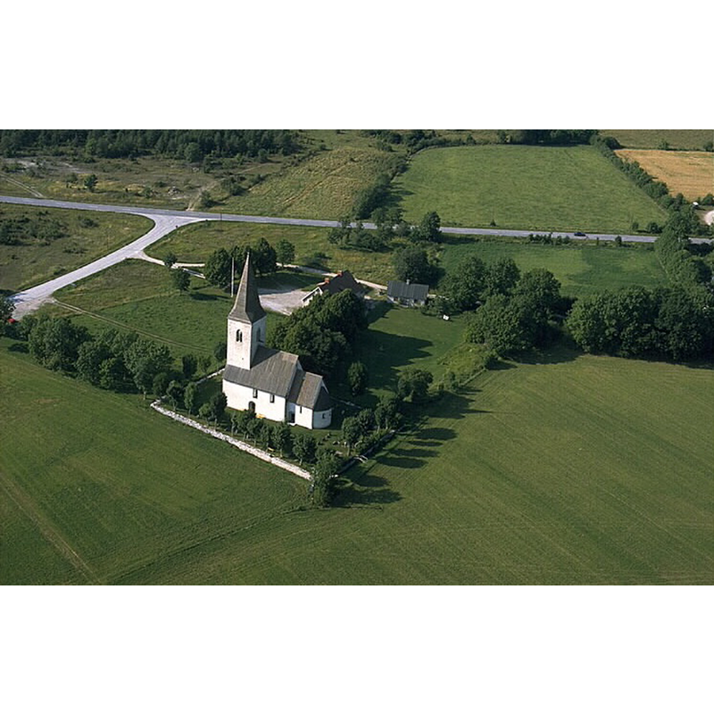 Source caption: "Hejdeby kyrka. Länsväg 147 går förbi norr om kyrkan."