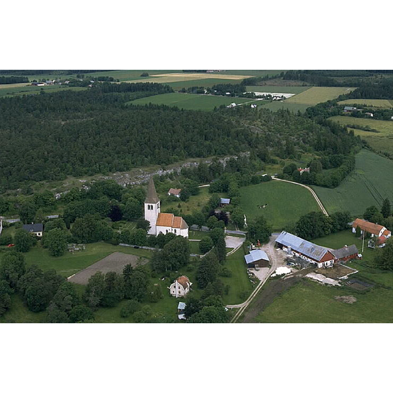 Source caption: "Linde kyrka [...] Kyrkomiljö"