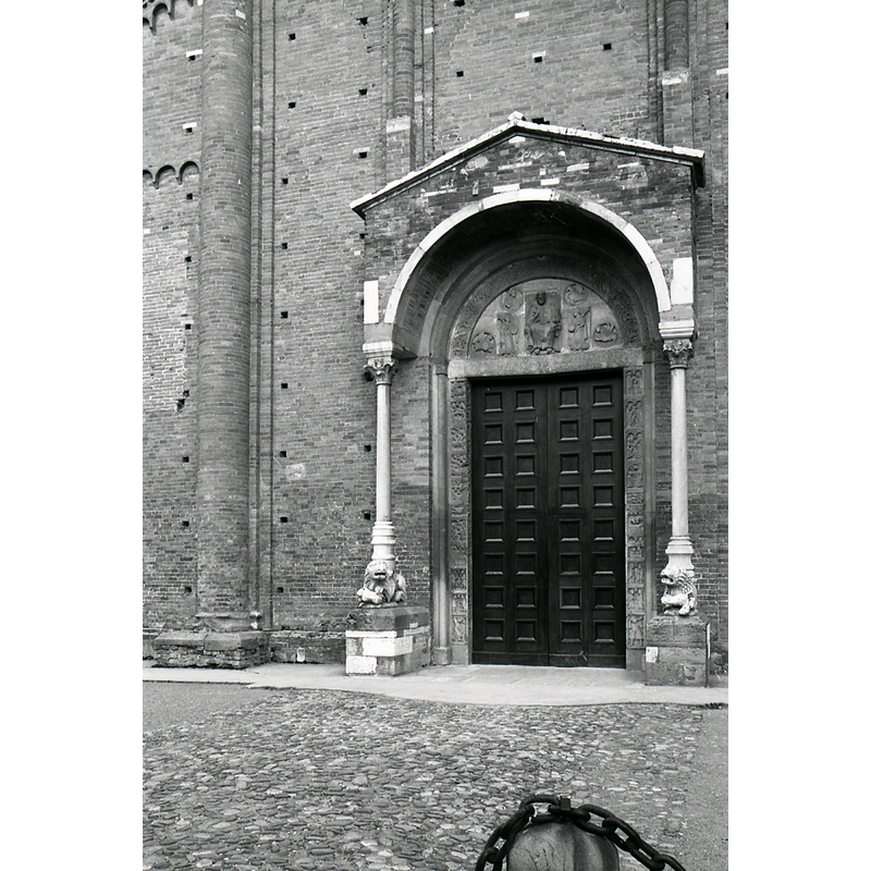 Source caption: "Servizio fotografico : Nonantola, 1971 / Paolo Monti. - Strisce: 2, Fotogrammi complessivi: 7 : Negativo b/n, gelatina bromuro d'argento/ pellicola ; 35 mm. - ((Sul portanegativi: NIKON PanF. - Fonte: Agenda di Paolo Monti: Monti - Agenda 1971 (1971), presso Archivio Paolo Monti"
