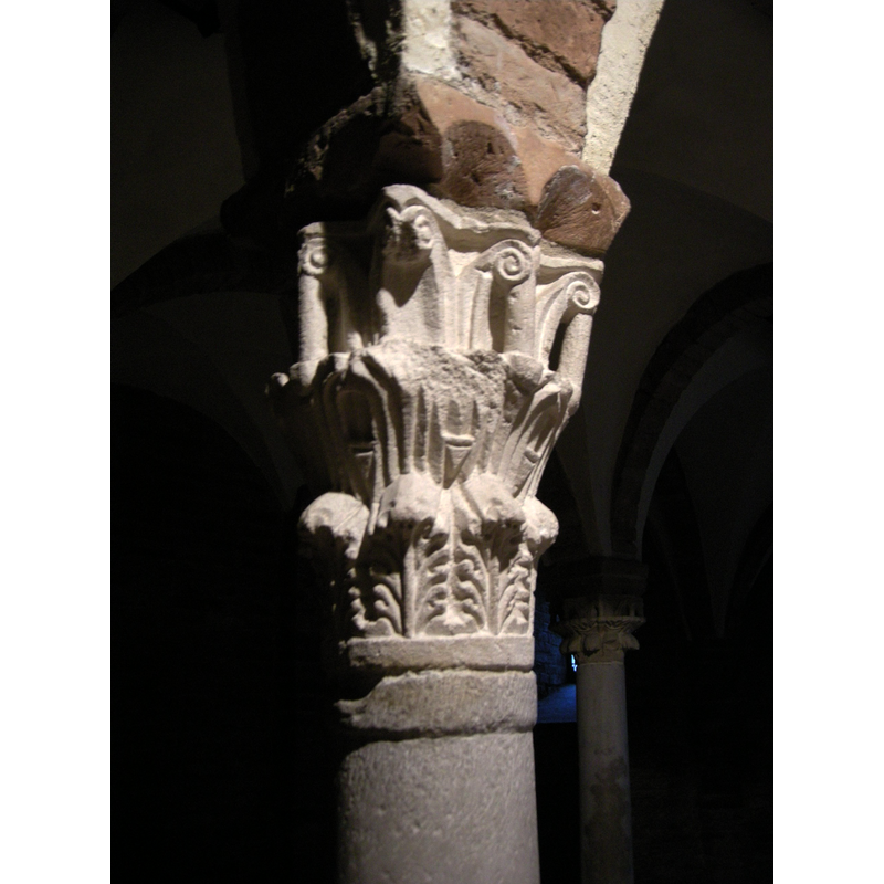 Source caption: "Abbazia di nonantola, interno, cripta, capitello"