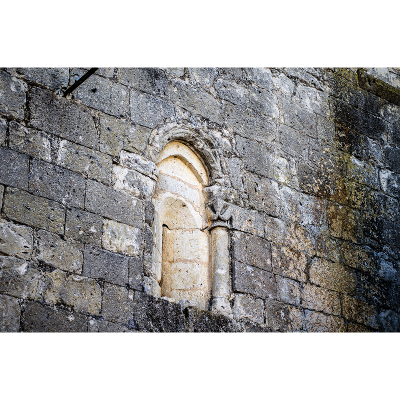 Source caption: "Palazuelos de Villadiego. Iglesia de Santa Eulalia. Ventana con saetera, columnillas y cimacio románico. Oeste."