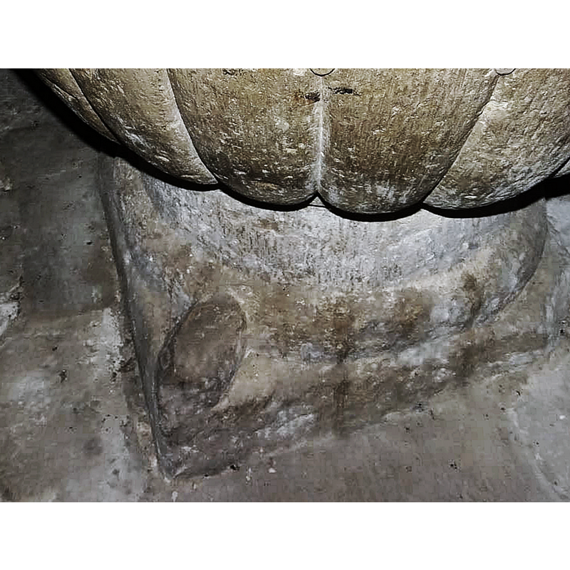 although much eroded now the the moulding from which the heads stem appears to have a rope pattern all around
