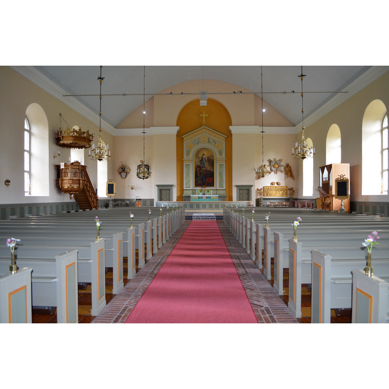 showing the replica font at the far [east] end, by the right side of the communion railing