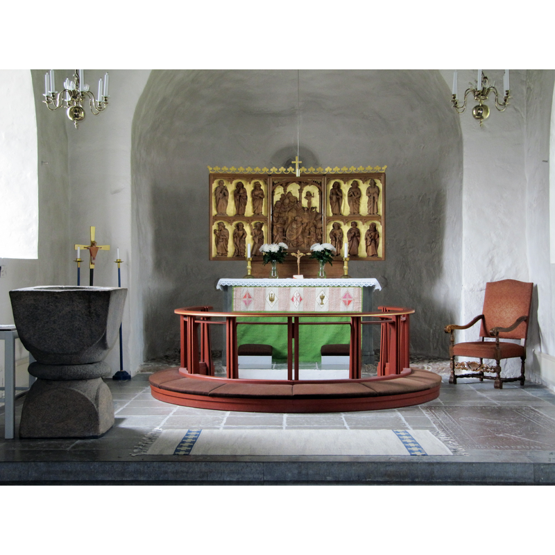 Source caption; "Kor i Skummeslövs kyrka" -- showing the medieval font on the left
