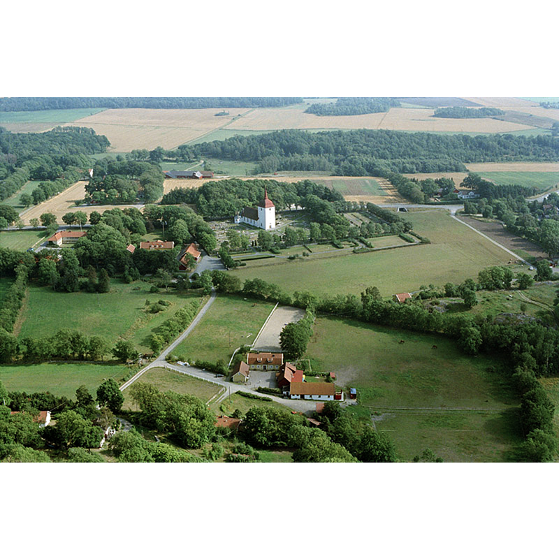 Source caption: "Vallda kyrka och kyrkby. Talrika boplatser från förhistorisk tid, öster och väster om kyrkan. Bilden är tagen mot (väderstreck): SO."