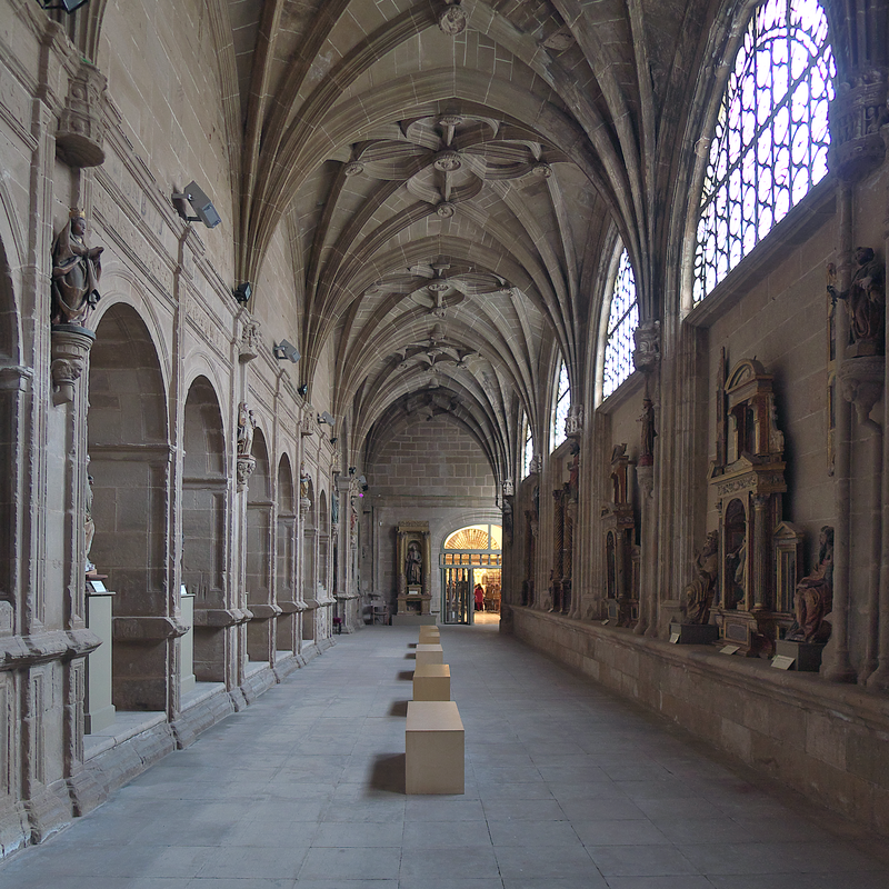Source caption: "El obispo de Calahorra, Pedro González de Mendoza (1453-1467), promueve la construcción del claustro, siendo su etapa más activa entre 1541 y 1543 con el cantero Martín Olave."