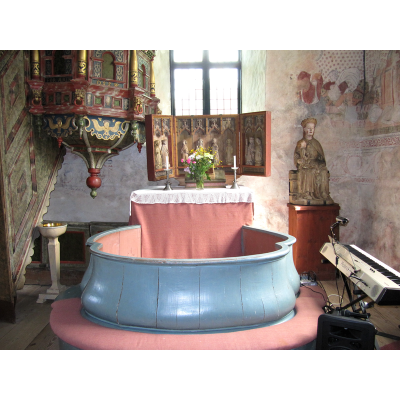 Source caption: "Altare och altarring i Alnö gamla kyrka" -- showing the modern font on the left