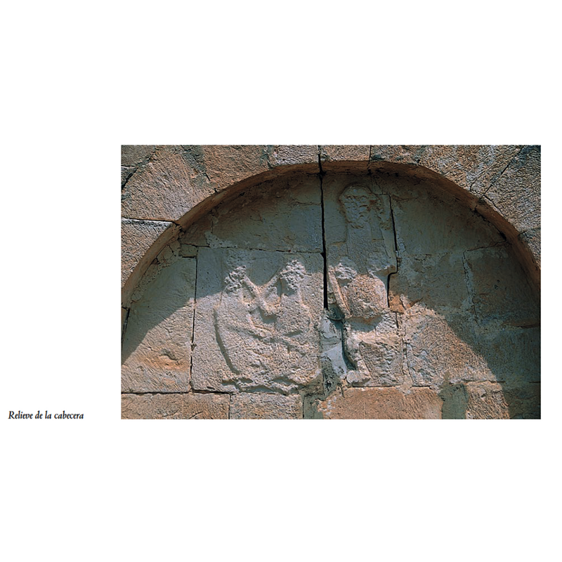 "El lienzo meridional de la cabecera cuenta con dos arcos ciegos de medio punto que descansan en el podium corrido gracias a las pilastras. Dentro de uno de los dos arcos ciegos se refugia un tosco, gastado y picado relieve, con tres personajes en actitudes difíciles de comprender [...]" [Enciclopedia del románico [www.romanicodigital.com]]