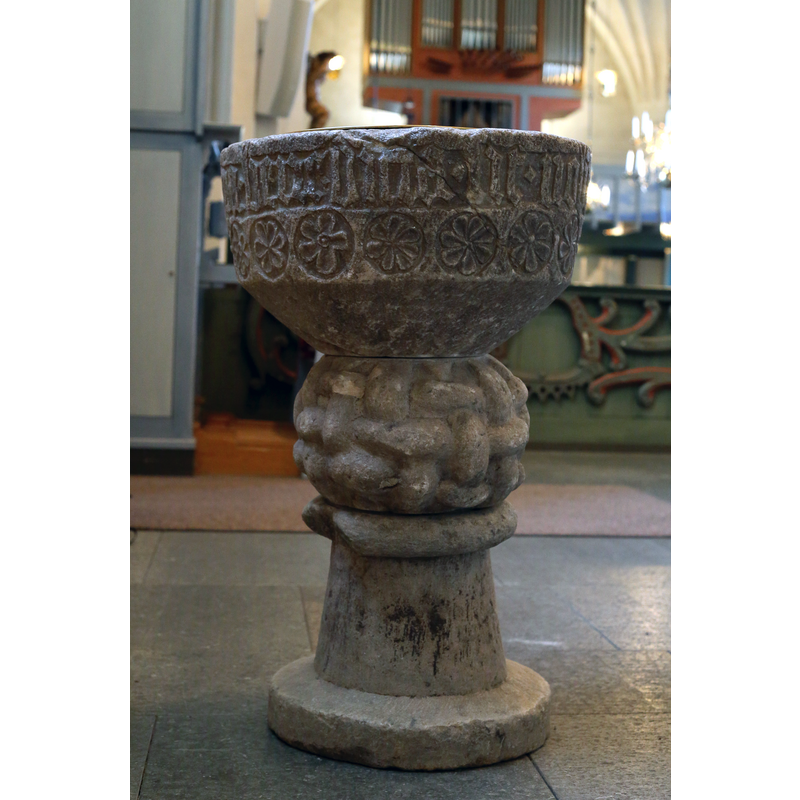 Source caption: "Medeltida dopfunt i Kalix kyrka. Den latinska inskriften betyder: "Frälsning och liv skänkas oss i det välsignade vattnet"."