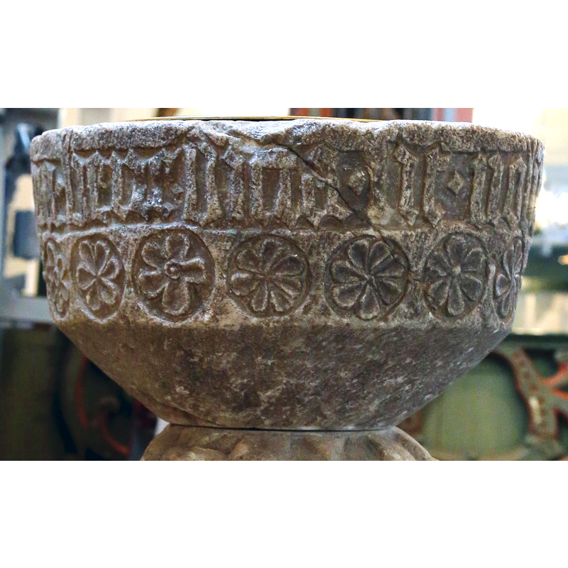 a band inscribed 5- and 6-petalled rosettes all around below the inscription