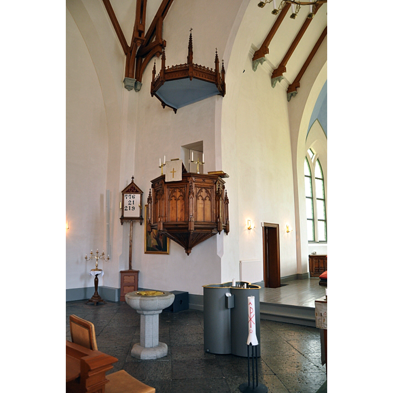 the modern fonr donated to the new church in 1946