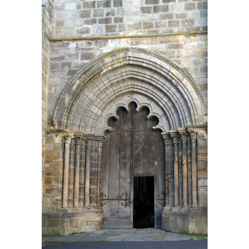 Source caption: "Katholische Pfarrkirche, ehemalige Stiftskirche, Saint-Cerneuf in Billom im Département Puy-de-Dôme (Auvergne-Rhône-Alpes), Portal."
