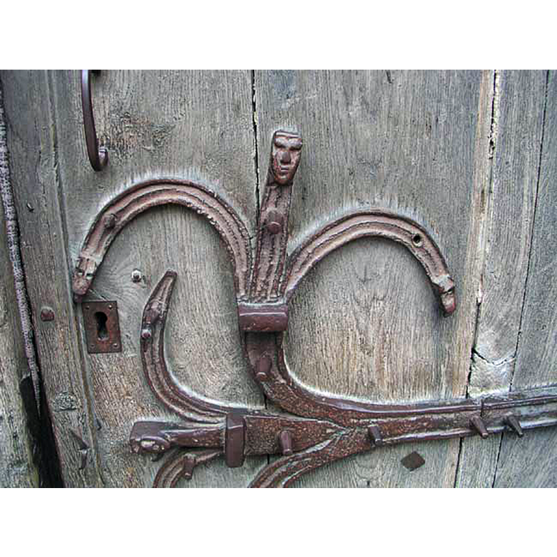 Source caption; "Église Saint-Cerneuf à Billom (Puy-de-Dôme, France), détail de la porte"