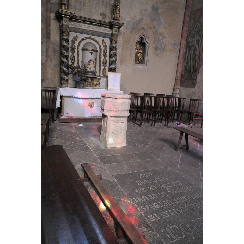 Source caption: "Katholische Pfarrkirche, ehemalige Stiftskirche, Saint-Cerneuf in Billom im Département Puy-de-Dôme (Auvergne-Rhône-Alpes), Taufbecken in der Chapelle du Rosaire (Rosenkranzkapelle)"