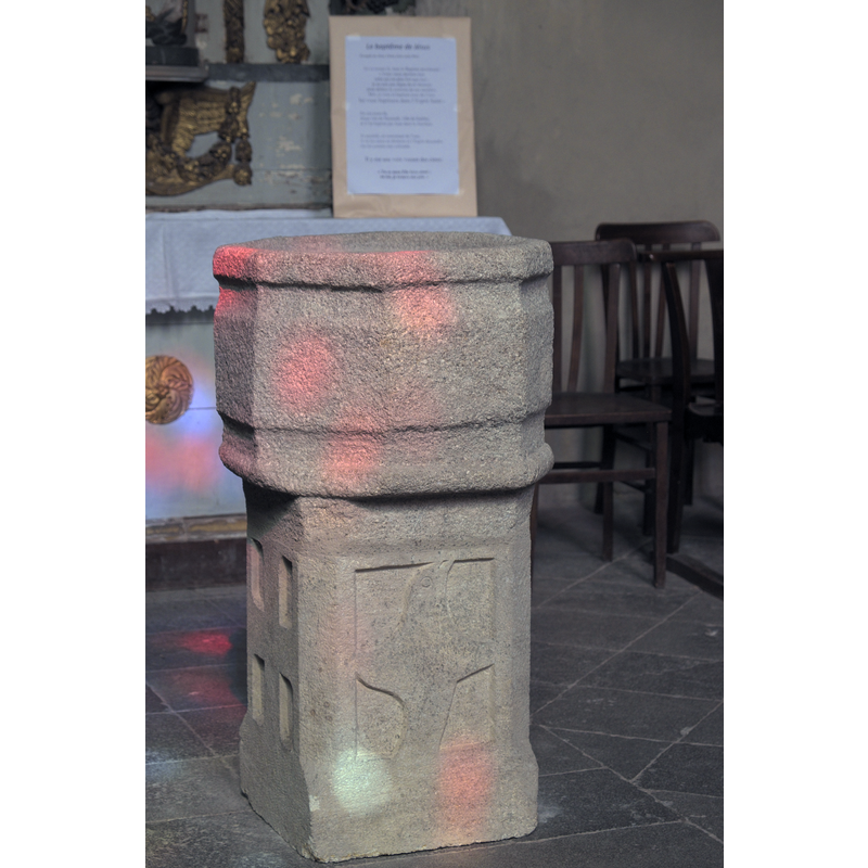 Source caption: " Katholische Pfarrkirche, ehemalige Stiftskirche, Saint-Cerneuf in Billom im Département Puy-de-Dôme (Auvergne-Rhône-Alpes), Taufbecken in der Chapelle du Rosaire (Rosenkranzkapelle)"