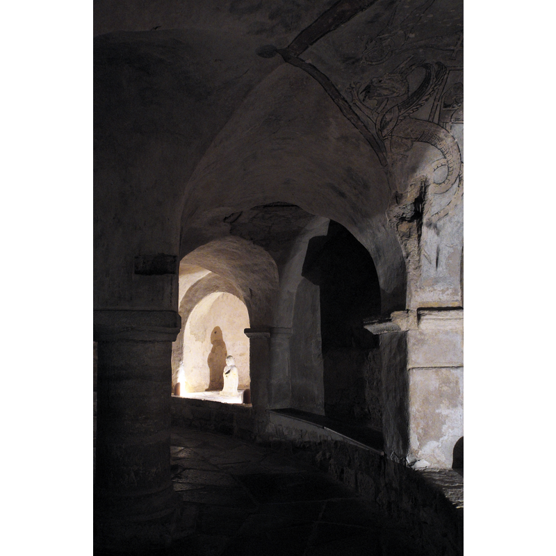 Source caption: "Katholische Pfarrkirche, ehemalige Stiftskirche, Saint-Cerneuf in Billom im Département Puy-de-Dôme (Auvergne-Rhône-Alpes), Krypta vermutlich aus dem Ende des 11. Jahrhunderts"
