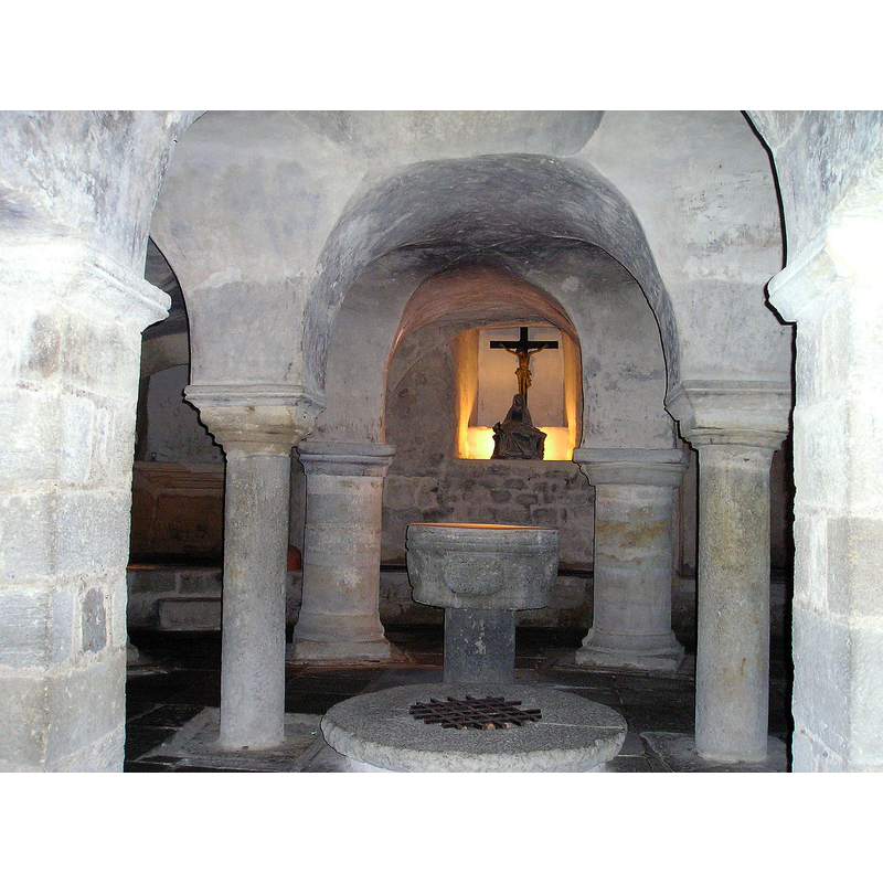 Source caption: "Billom,_Stiftskirche_Saint-Cerneuf,_Krypta"