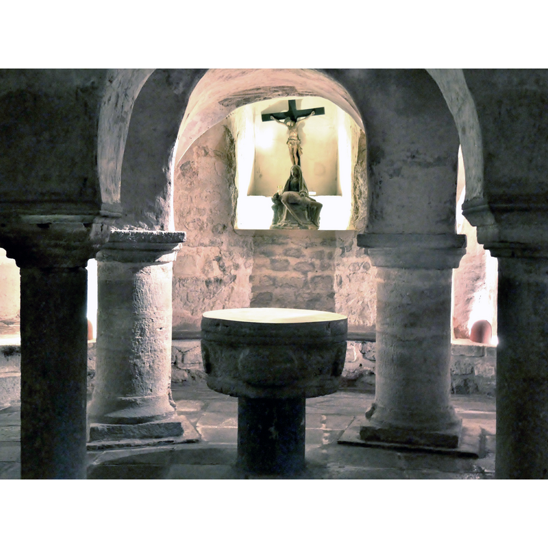 Source caption: "Le Christ en croix. Crypte de l'église Saint Cerneuf. Billom. Puy-de-Dôme"