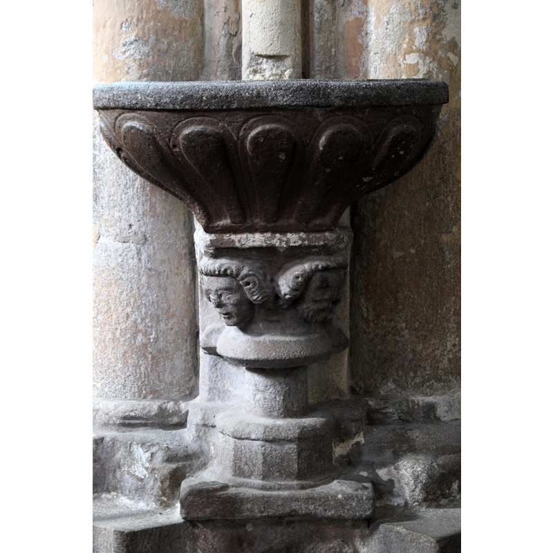 Source caption: "Katholische Pfarrkirche, ehemalige Stiftskirche, Saint-Cerneuf in Billom im Département Puy-de-Dôme (Auvergne-Rhône-Alpes), Weihwasserbecken auf einem gotischen Kapitell"