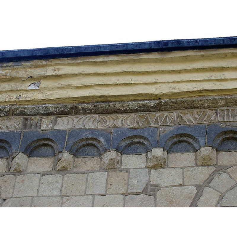 Source caption: "Bjäresjö kyrka i Skåne, Sverige. Korets nordmur, gesimsfrise"