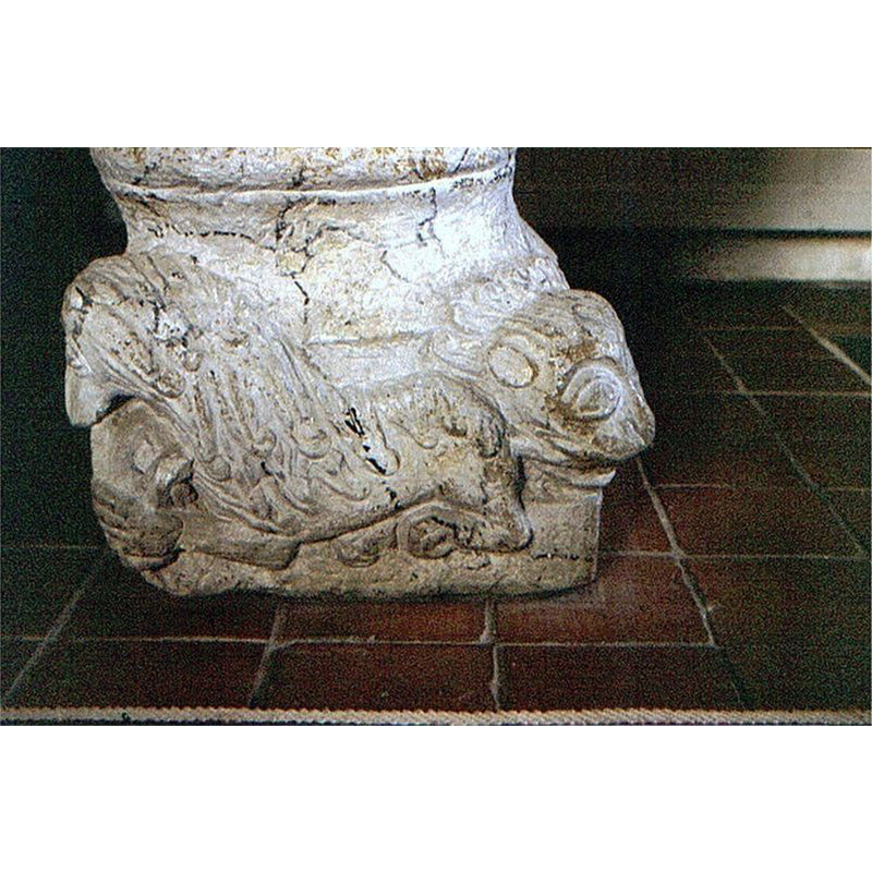 Source caption: "Blentarp kyrka i Skåne, Sverige. Blentarp kirke, døbefont" -- the lion on the right bites the tail of the lion on the left