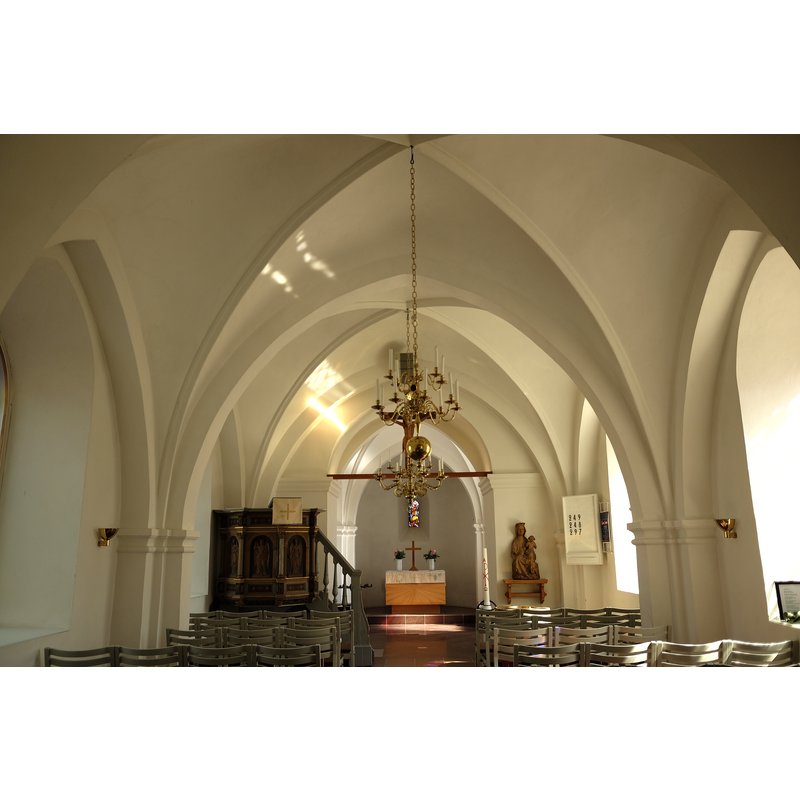 Source caption: "Brågarps kyrka, en kyrka i Staffanstorp." -- the font is partially visible on the right side just west of the medieval statue of the Madonna and Child