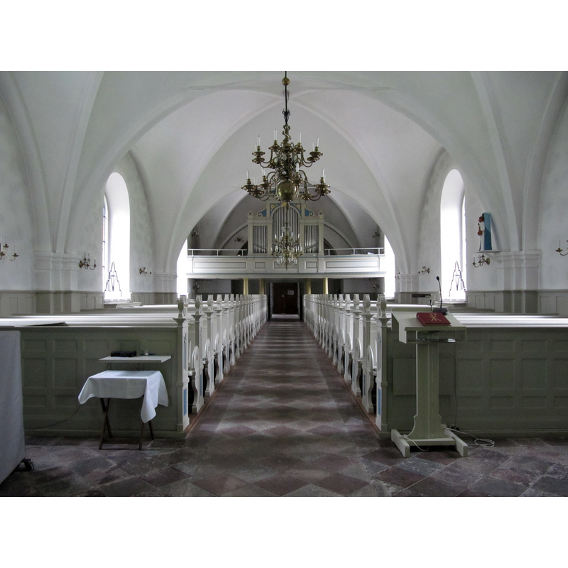 Source caption: "  Kyrkorum mot väster i Ausås kyrka"