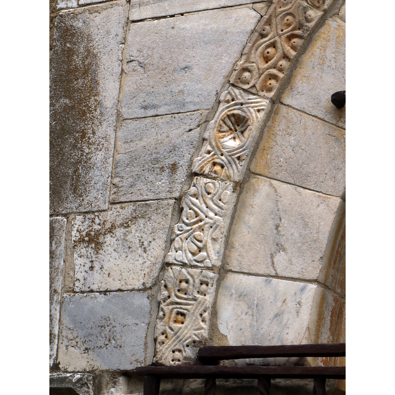 Source caption: "Détail du portail occidental du Monastir del Camp."