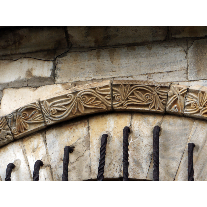 Source caption: "Détail du portail occidental du Monastir del Camp."