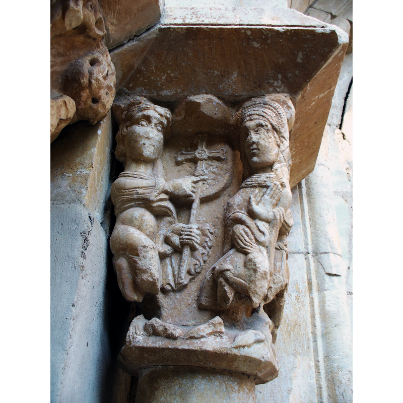 Source caption: "Kapitell am Portal der Klosterkirche Monastir del Camp" -- scene identified in Roussillon roman (1986: 254) as "Invention de la Vrai Croix par sainte Hélène"