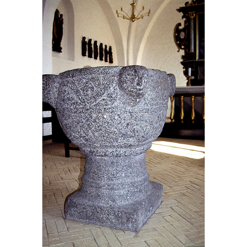 Source caption: "Brenderup Kirke i Danmark [...] døbefont"