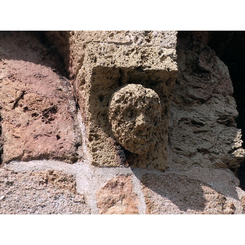 Source caption: "Décor du chevet de l'église Sainte-Marie de Coustouges"