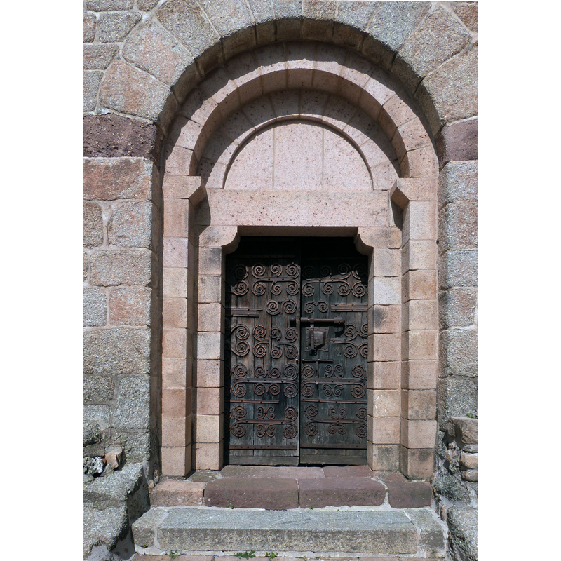 Source caption: "Portail d'accès au narthex de l'église Sainte-Marie de Coustouges"
