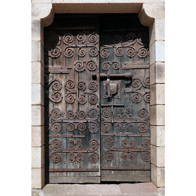Source caption: "Vantaux de la porte d'accès à l'église de Sainte-Marie de Coustouges"