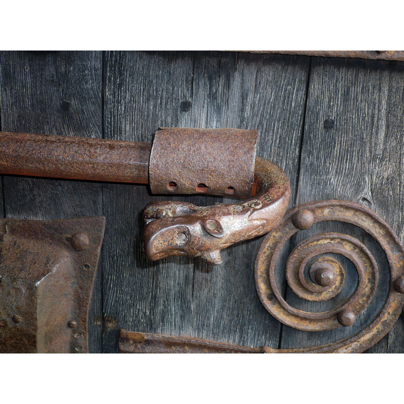 Source caption: "Détail de la porte de l'église Sainte-Marie de Coustouges"