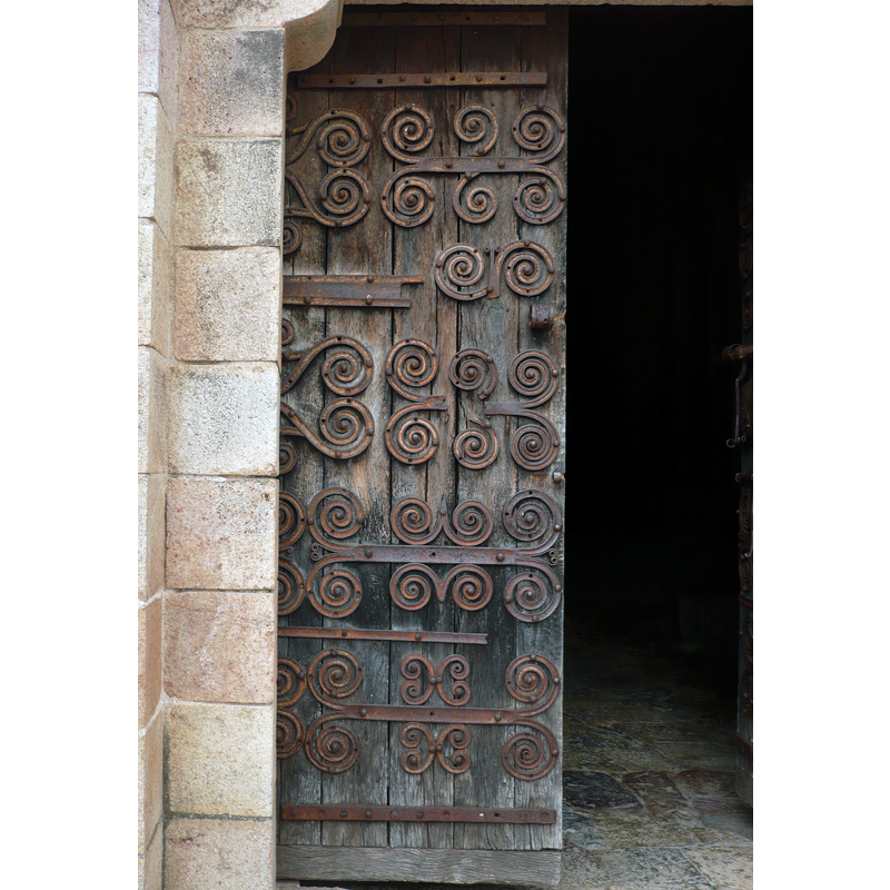 Source caption: "Porte de l'église Sainte-Marie de Coustouges