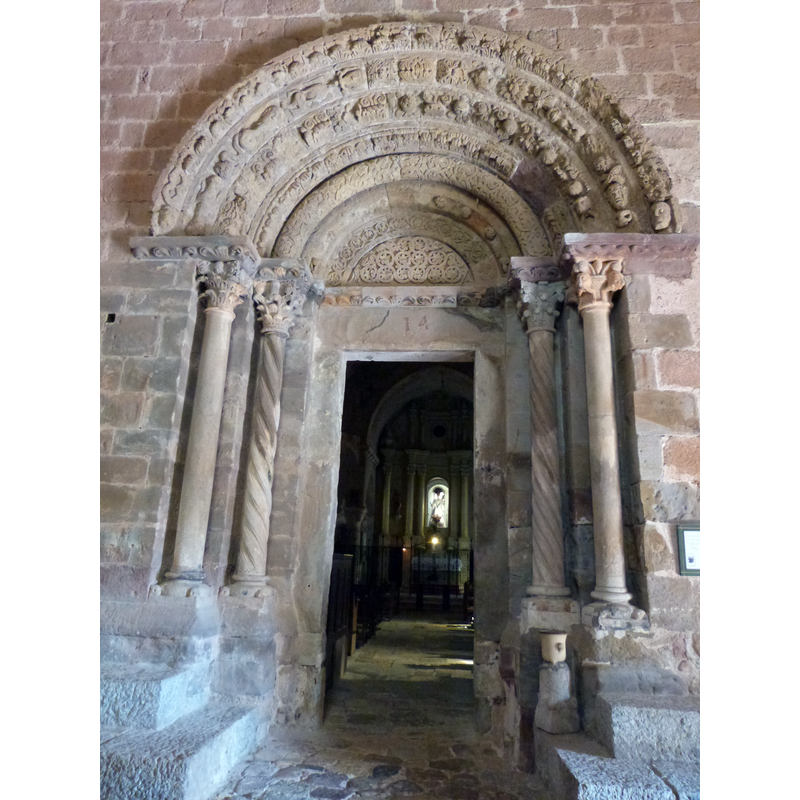 Source caption: "Accès à l'église Sainte-Marie de Coustouges se trouvant dans le narthex"