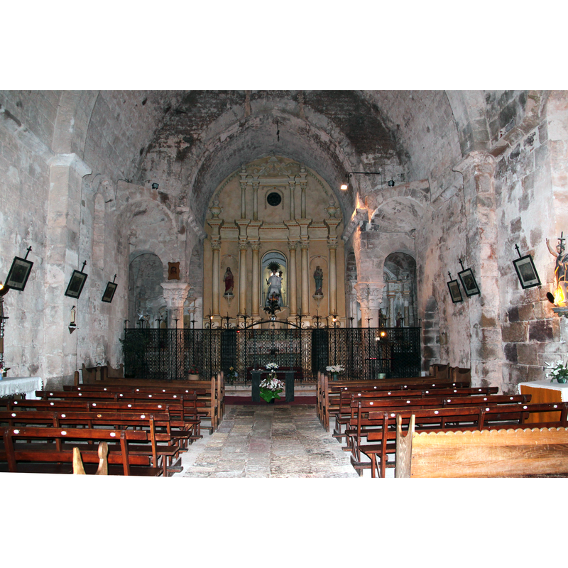 Source caption: "L' intérieur de l' église Sainte Marie. Coustouges, Pyrénées-Orientales, France."