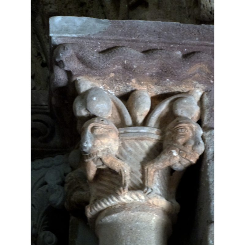 Source caption: "Ce chapiteau de l'entrée de l'église Sainte-Marie de Coustouges côté narhex"