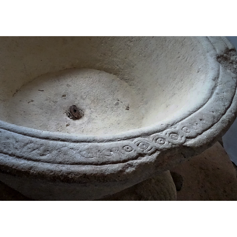 this is about the only place where the decorative pattern is discernible now