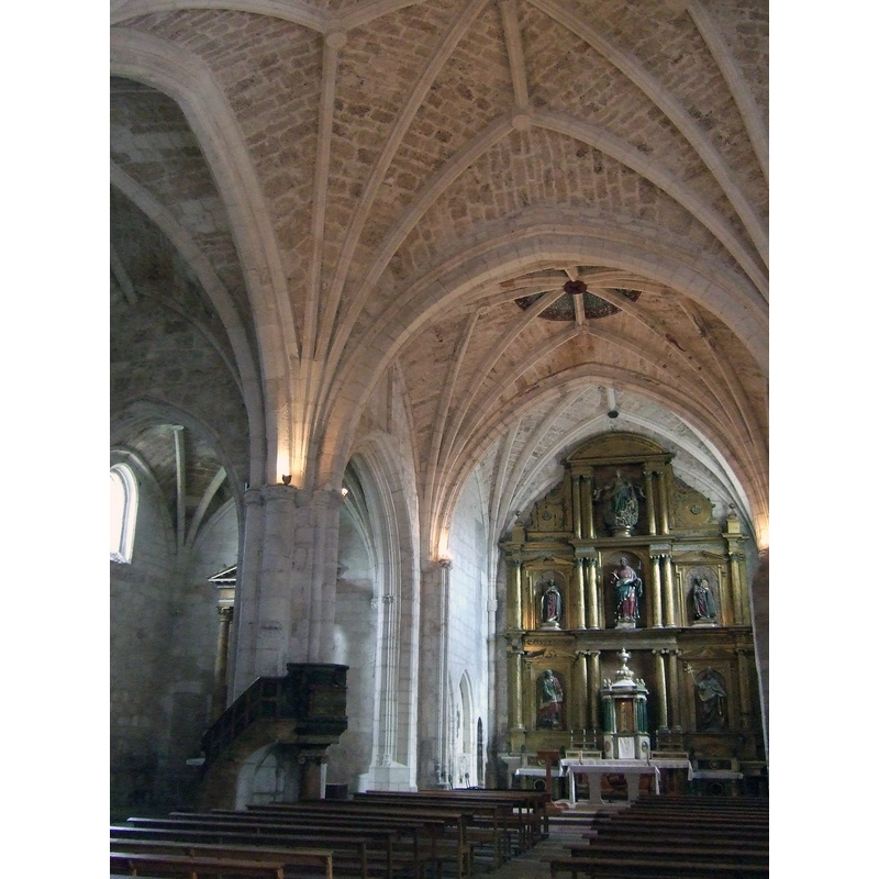 Source caption: "Covarrubias - Iglesia de Santo Tomás - Interior. Al fondo, retablo mayor barroco de Domingo Sedano y Pedro de Sedano."