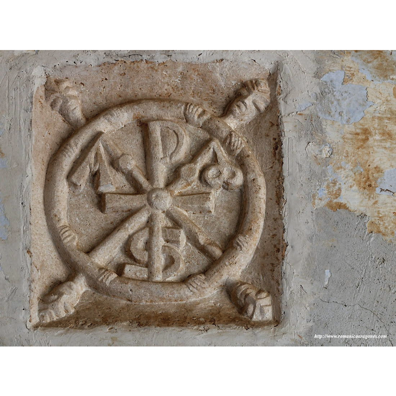 Source caption: "por el estilo escultórico, la simbología, los defectos técnicos en ambos lugares, el material sobre el que se esculpe, creo que la obra del claustro de Alquezar y el crismón de Betorz fueron realizados por la misma persona. No creo que fuese un taller dado que su obra, ruda y sencilla, no la vemos repetida en otros lugares del entorno. Parece ser un estilo que empieza y acaba en este entorno de reconquista de Barbastro."