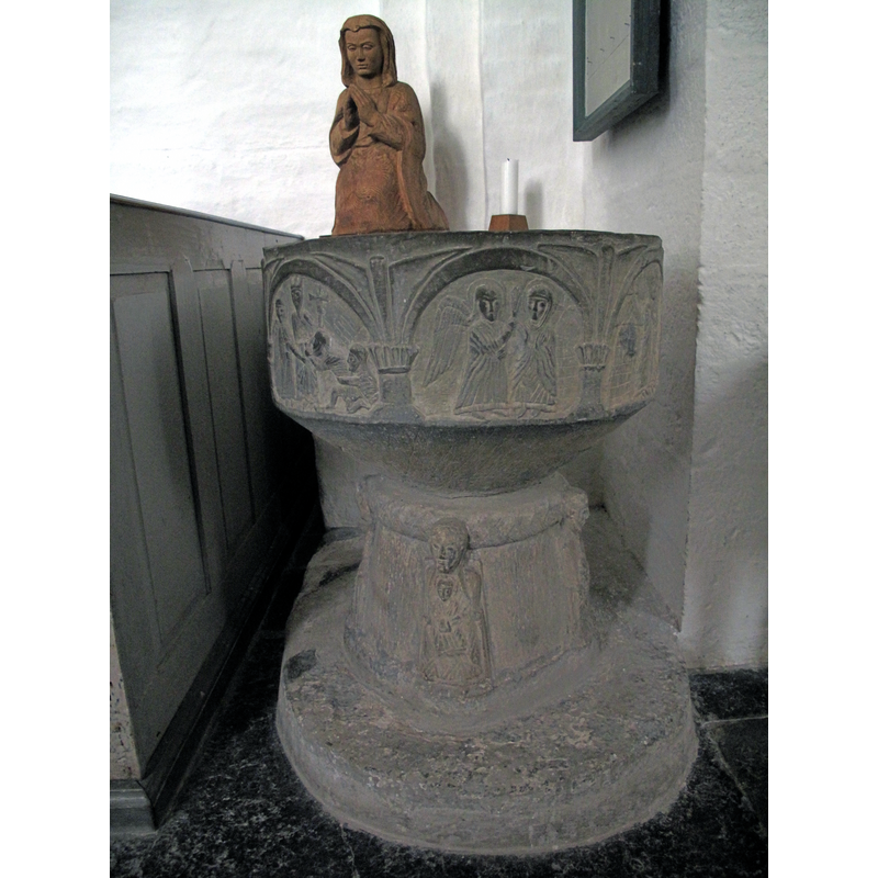 its tight location between the east end of the north pews and the west side of the chancel arch makes it hard to view and photograph its details
