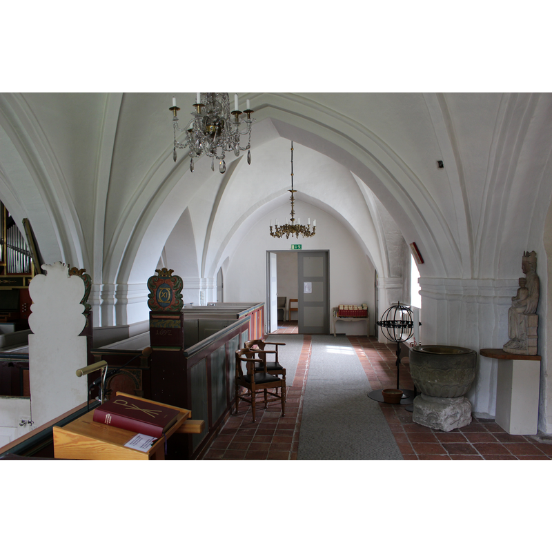 Source caption: "Kyrkorum i riktning mot norra korsarmen i Kiaby kyrka."